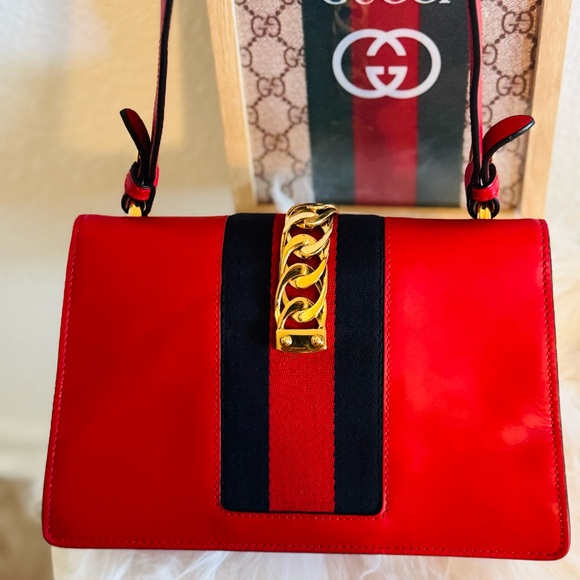 🔥NEGOTIABLE 🔥Gucci Red and Gold Shoulder Bag with Chain Detail - Picture 10 of 10